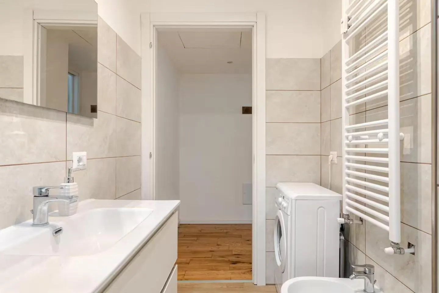 Crystal Home Mi With Xxl Shower Milan 0*,  Italy